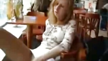 Fantastisk blondin ger sin landningsremsfitta en intensiv porrvideo orgasm