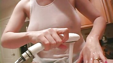 Bossy blond styvmamma beordrar Chap att slicka free pornografi