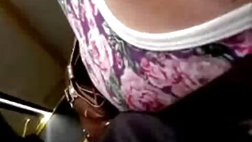 Söt gratis por filmer tjej använder sin dildo för att onanera i underkläder