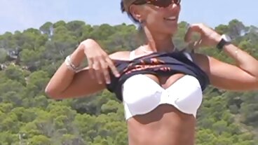 Bossy blond styvmamma xxx 18 år beordrar Chap att slicka