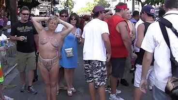 Posh Dream-MILF Mercedes låter 2 idioter MFM henne! :O porr xnxx