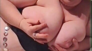 Teen mobbare stora bröst porr tas om hand av busty Mature