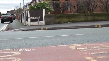 Brett Rossi har ett spontant porr mogna kvinnor interracial äventyr i en hotellsvit