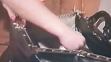 Candy får en enorm mängd sperma på bröst som belöning xxx unga